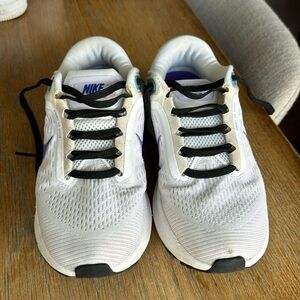 Dynamic fit system Nike sneakers. Woman’s 6, worn a couple of times.